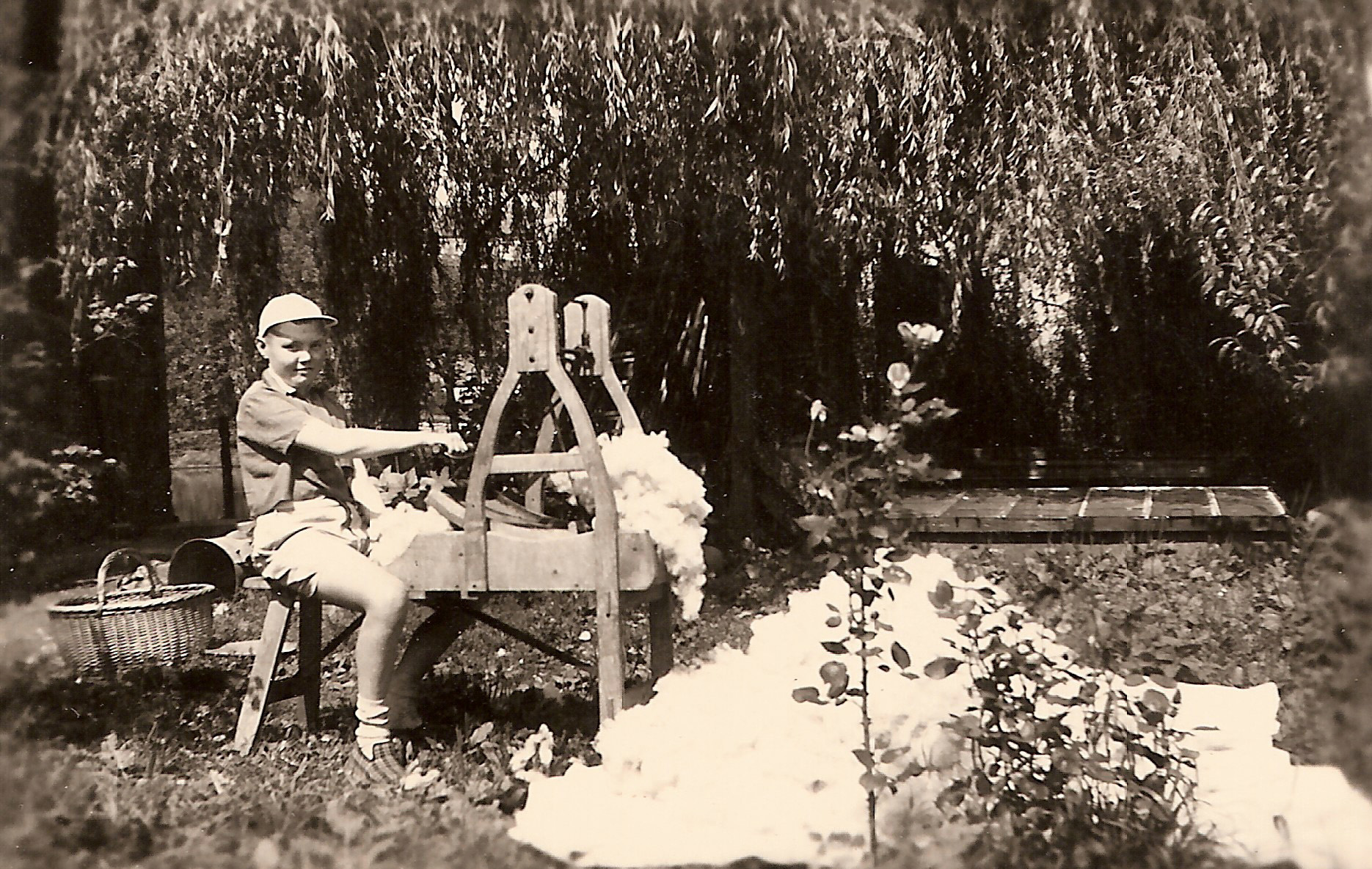 André-Marie Moreau, habitant le colombier de l'abbaye de Floreffe oû son père était jardinier,
préparant son matelas pour la rentrée en internat...200 mètres plus haut...